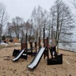 Zdjęcie przedstawia plac zabaw, będący częścią Eko Plaży. Na pierwszym planie są zjeżdżalnie z konstrukcji w kształcie statku.